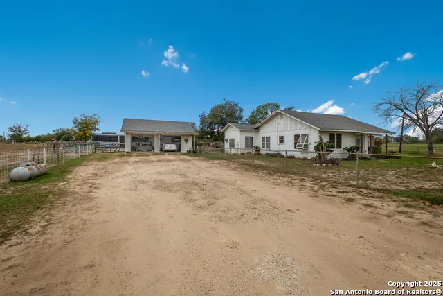 461 Highway 173 S Devine, TX 78016